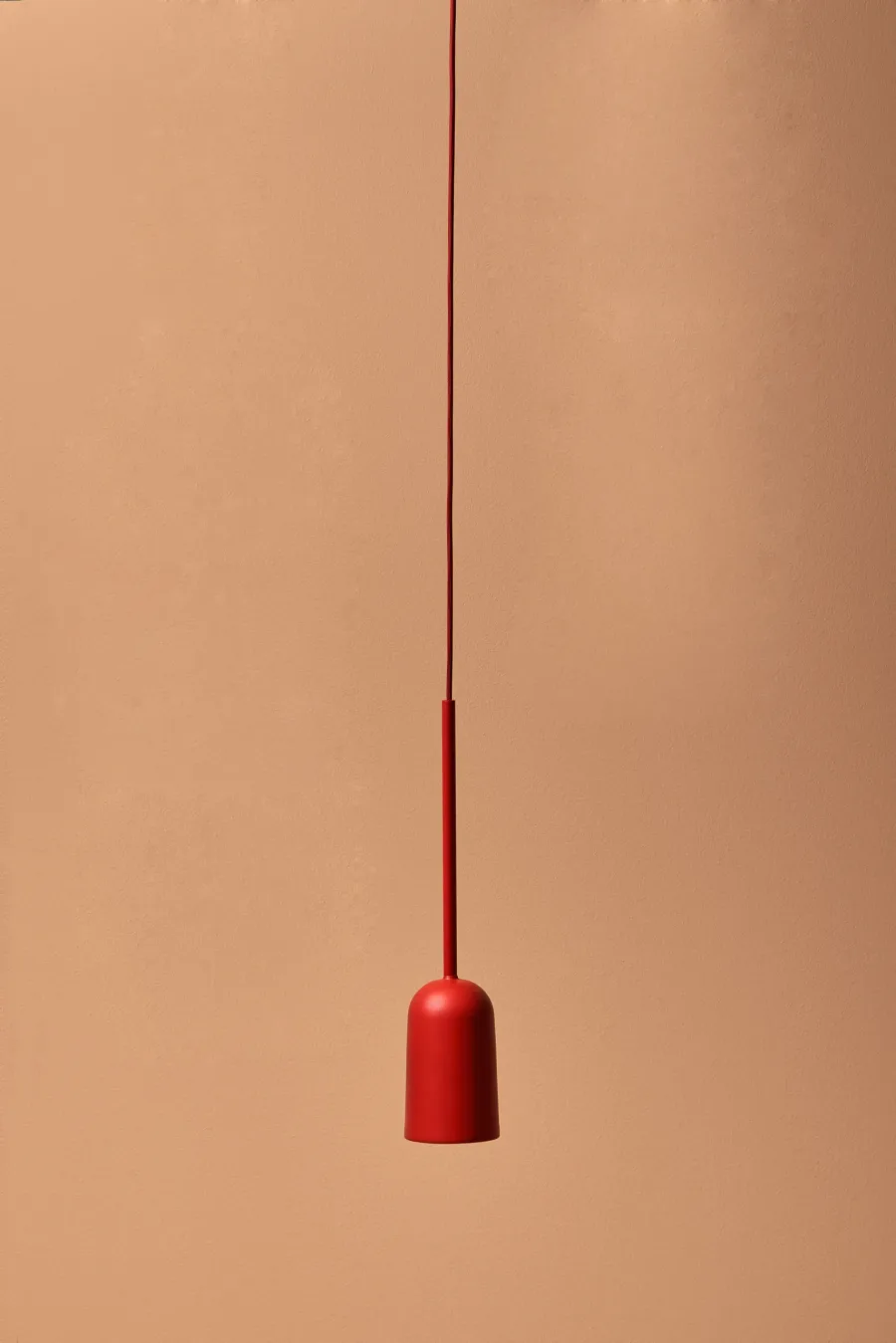 závesné svietidlo figura makovo červená
